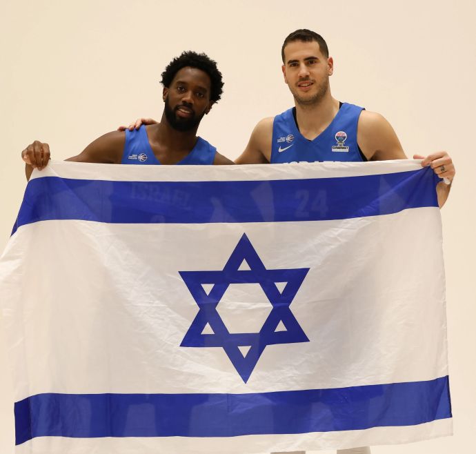 שחקן נבחרת ישראל קאדין קרינגטון עם עוז בלייזר