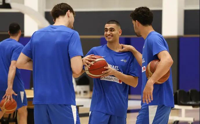 שחקני נבחרת ישראל עם ים מדר