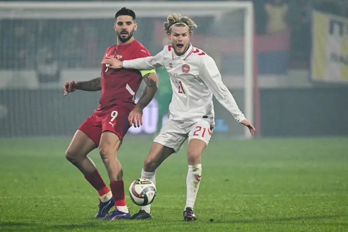 אלכסנדר מיטרוביץ' נבחרת סרביה לצד מרטין יולמאנד נבחרת דנמרק