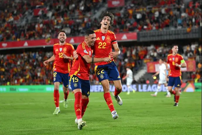 בריאן חיל חוגג עם ירמי פינו נבחרת ספרד