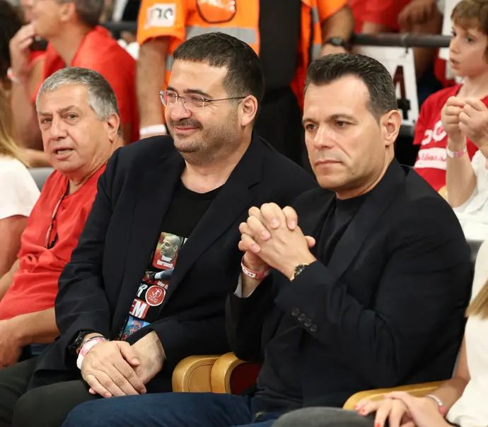 דימיטריס איטודיס מאמן יווני לצד עופר ינאי בעלים הפועל תל אביב