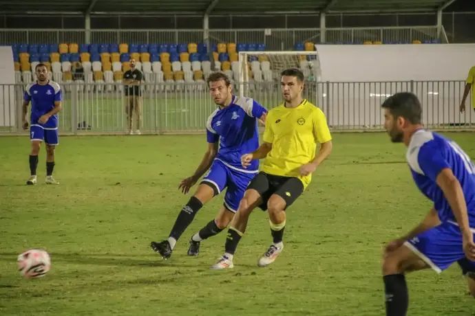 איגור זלאטנוביץ' שחקן מכבי נתניה לפני דניאל רוזנבליט שחקן הפועל עכו