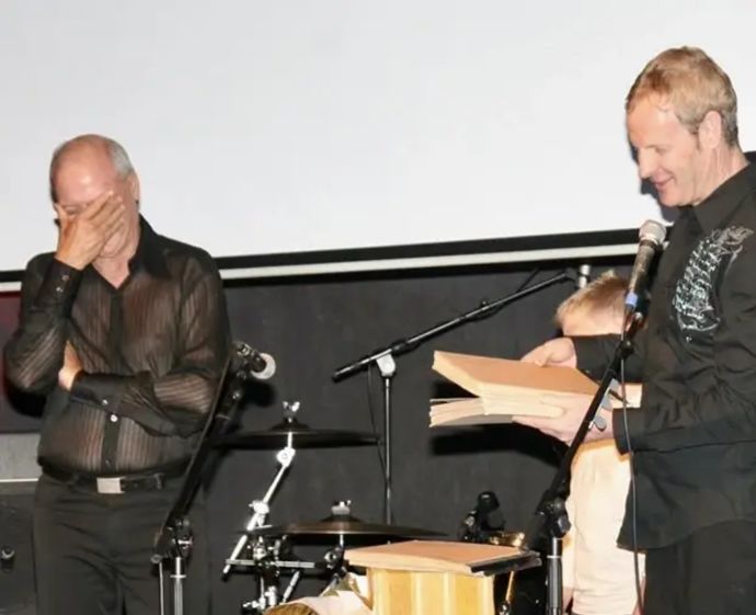 מוטי ורסס מעניק לאלי בן רימוז' את האלבומים - וההתרגשות ניכרת. התמונה צולמה ב-2007