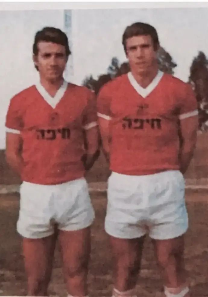 הדודנים ויקטור (מימין) עם רובי יאנג