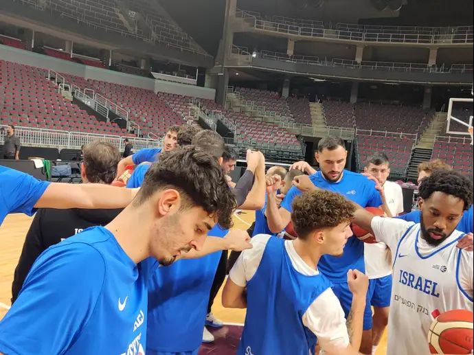 נבחרת ישראל בכדורסל מתאמנת לקראת המשחק נגד אוקראינה