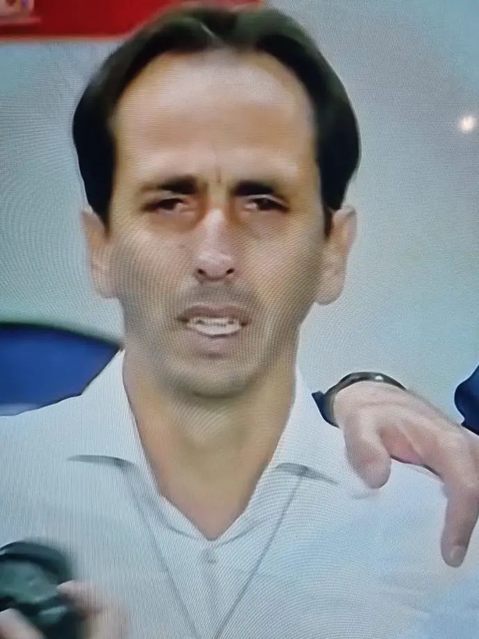 המנהל המקצועי של נבחרת ישראל יוסי בניון בוכה בזמן ההמנון