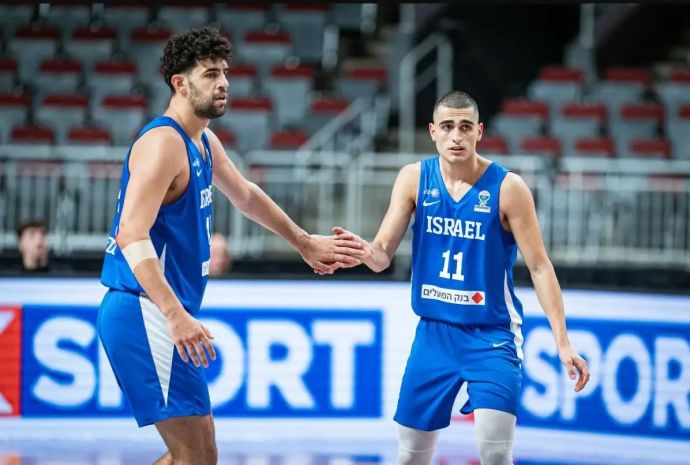 שחקן נבחרת ישראל ים מדר עם תומר גינת