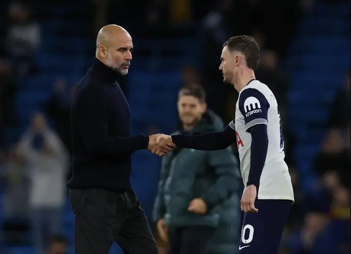 פפ גווארדיולה לוחץ את ידי ג'יימס מדיסון אחרי ה-0:4 של טוטנהאם על מנצ'סטר סיטי