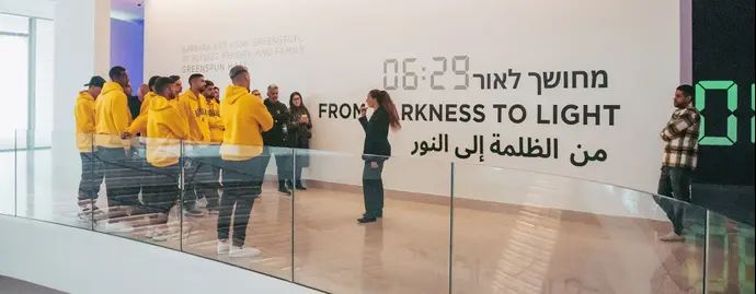 שחקני בית"ר ירושלים בתערוכה "מחושך לאור", מוזיאון הסובלנות