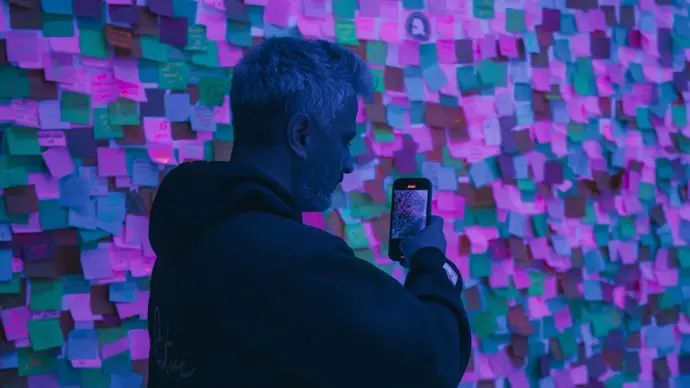 ברק יצחקי מאמן בית"ר ירושלים בתערוכה "מחושך לאור", מוזיאון הסובלנות