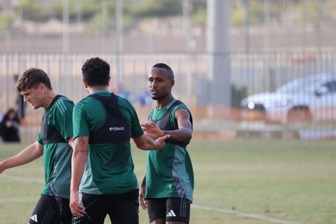 שחקני מכבי חיפה עם גדי קינדה