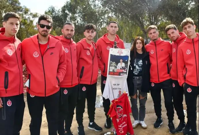 שחקני הפועל תל אביב בסיור בעוטף עזה עם זיו עבוד