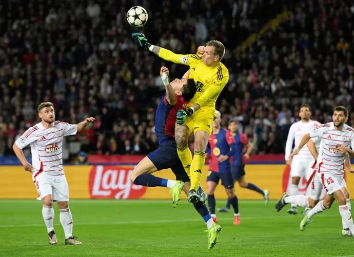 חלוץ רוברט לבנדובסקי מוכשל ברחבה נגד ברסט