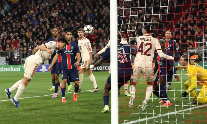 קים מין-ג'ה שחקן באיירן מינכן נוגח לרשת פריז סן ז'רמן