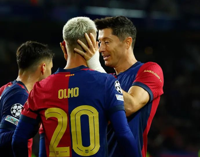 רוברט לבנדובסקי, דני אולמו, שחקני ברצלונה חוגגים