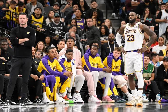 לברון ג'יימס לצד מאמן לוס אנג'לס לייקרס ג'יי ג'יי רדיק