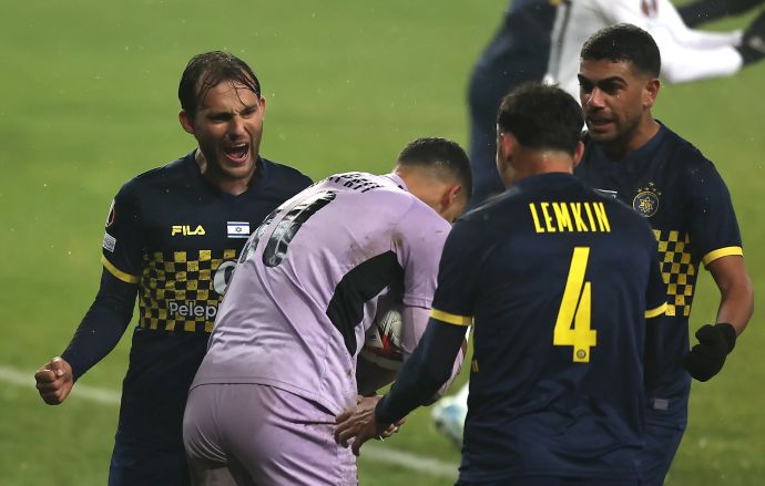 שחקני מכבי תל אביב, רז שלמה, יוריס ואן אובריים, חוגגים עם רועי משפתי