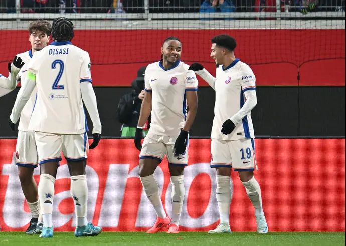 ג'יידון סאנצ'ו עם כריסטופר אנקונקו שחקני צ'לסי חוגגים