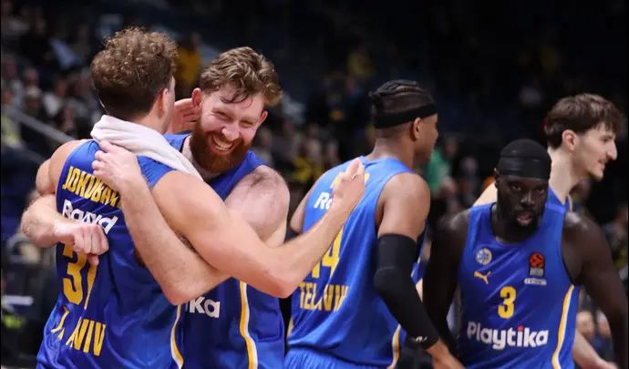 שחקני מכבי תל אביב חוגגים