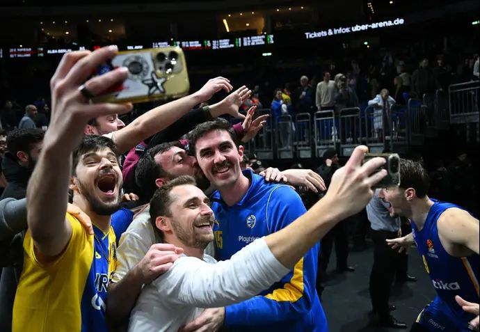 שחקן מכבי תל אביב ג'ייק כהן עם האוהדים