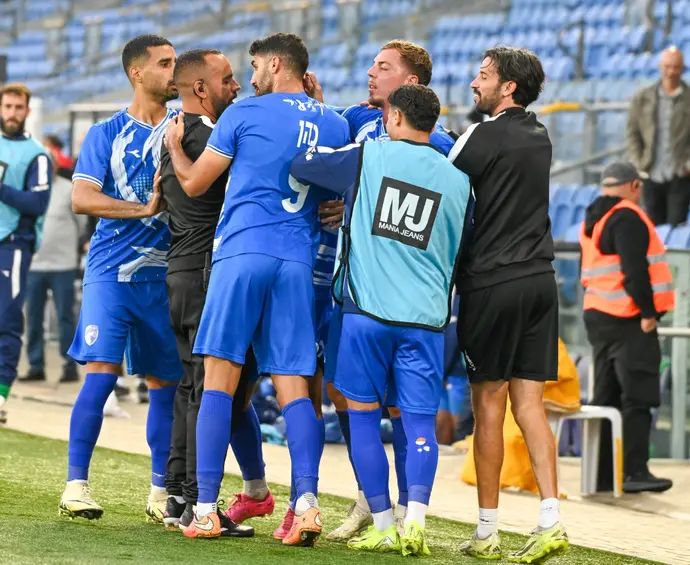 שחקני עירוני קרית שמונה חוגגים