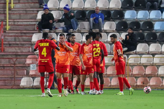 שחקני מ.ס. אשדוד חוגגים שער עם סתיו נחמני