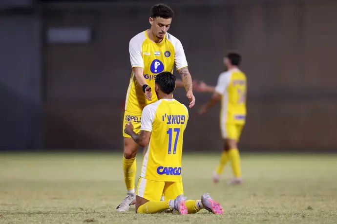 סתיו למקין לצד ווסלי פטאצ'י מכבי תל אביב