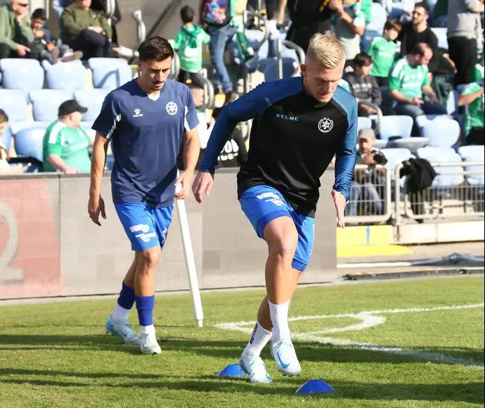 לוקה שטור, אלון אזוגי שחקני מכבי פתח תקוה בחימום