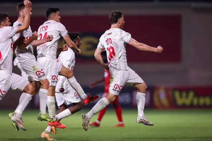 שחקני הפועל חיפה חוגגים עם גיא מלמד