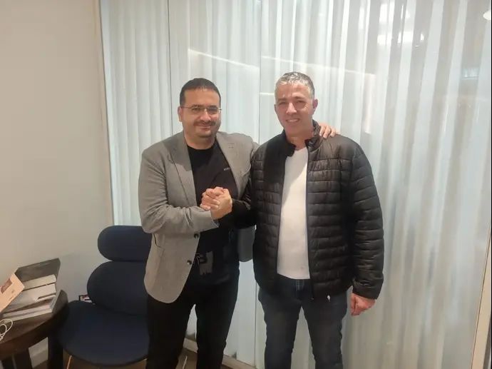 בעלי הפועל תל אביב עופר ינאי לצד רמי כהן