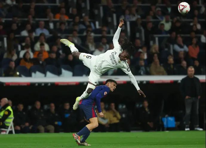 אדוארדו קמאבינגה שחקן ריאל מדריד מעל פדרי שחקן ברצלונה