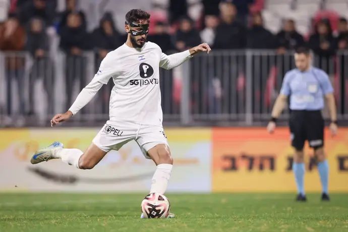 שגיב יחזקאל שחקן מכבי תל אביב בועט פנדל