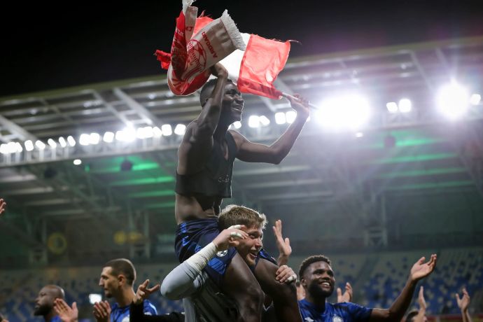 קינגס קאנגווה שחקן הפועל באר שבע על כתפי השוער ניב אליאסי