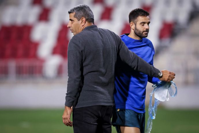 גיא חדידה שחקן מכבי בני ריינה עם מאמנו שרון מימר