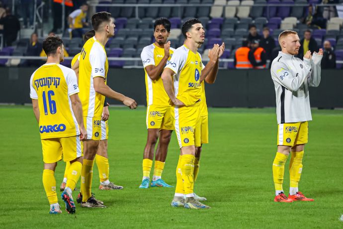 שחקני מכבי תל אביב מול הקהל, דור תורג'מן במרכז