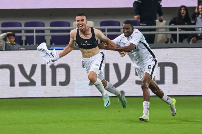 גלעד אברמוב שחקן הפועל חדרה חוגג שער, מאחוריו איברהים סנגארה