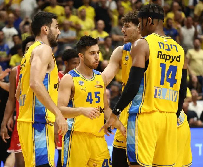 שחקני מכבי תל אביב תמיר בלאט, רפי מנקו, רומן סורקין, חסיאל ריברו