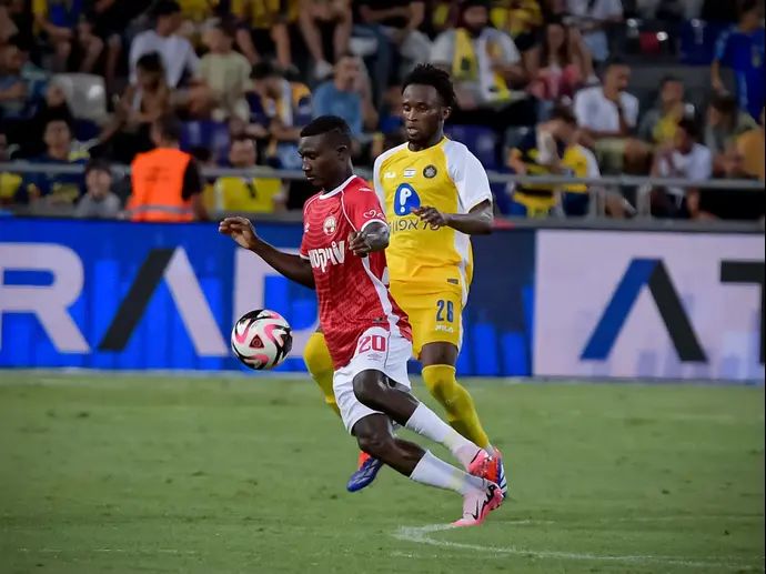 שחקן מכבי תל אביב איסוף סיסוקו, מול שחקן הפועל באר שבע, קינגס קאנגווה