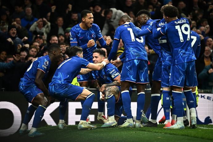 שחקני צ'לסי חוגגים עם אנסו פרננדס