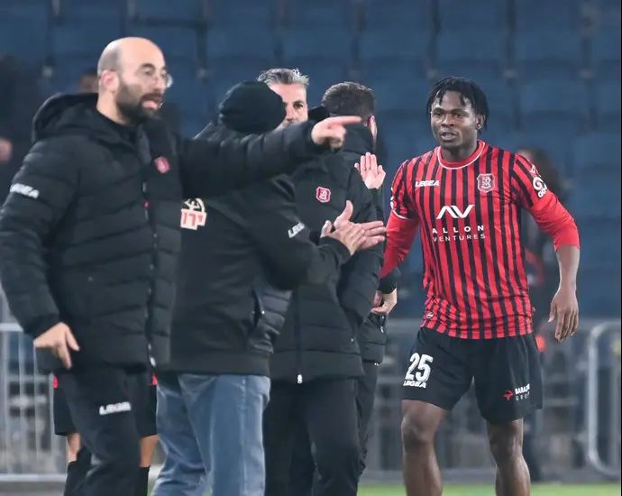 אנדרו אידוקו שחקן הפועל ירושלים חוגג שער עם הצוות המקצועי