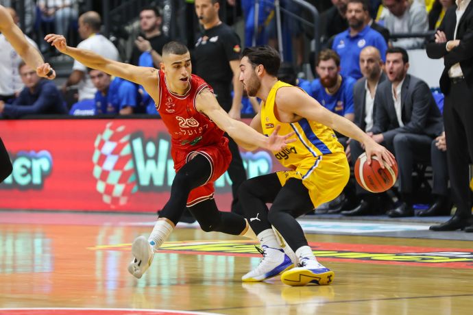 שחקן מכבי תל אביב תמיר בלאט מול שחקן הפועל תל אביב ים מדר