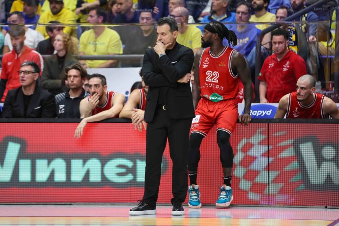 שחקן הפועל תל אביב פטריק בוורלי לצד דימיטריס איטודיס