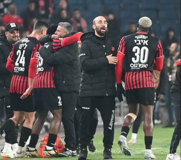 אנדרו אידוקו שחקן הפועל ירושלים חוגג שער עם עוזר המאמן ליאור זדה