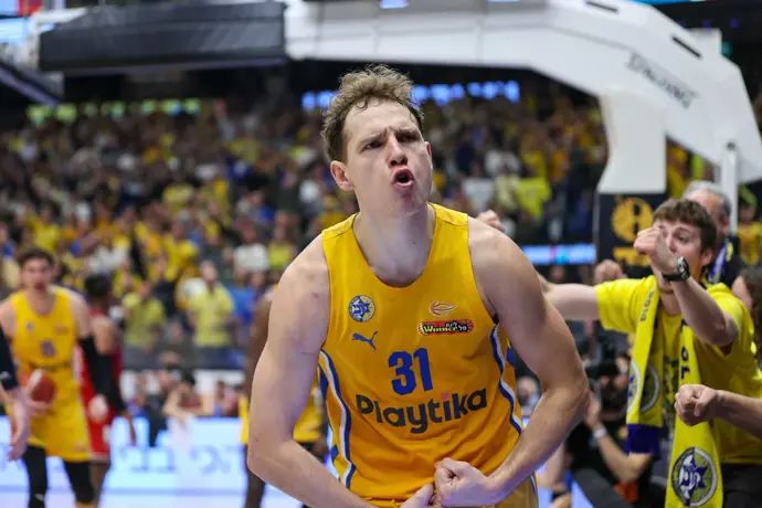 שחקן מכבי תל אביב רוקאס יוקובאיטיס