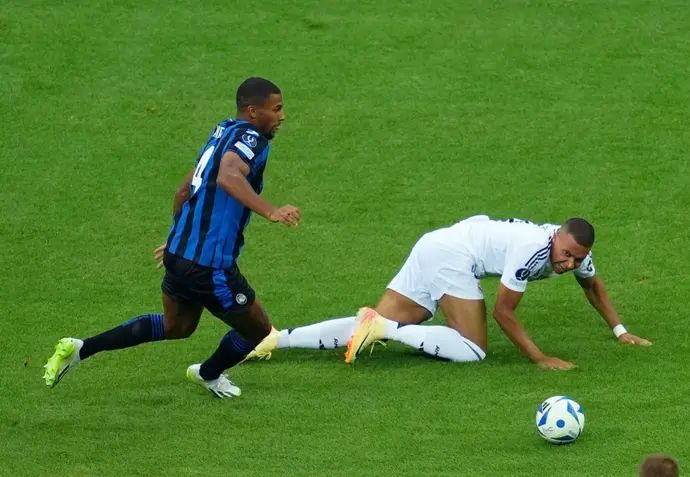 שחקן ריאל מדריד קיליאן אמבפה ליד שחקן אטאלנטה איסק היין