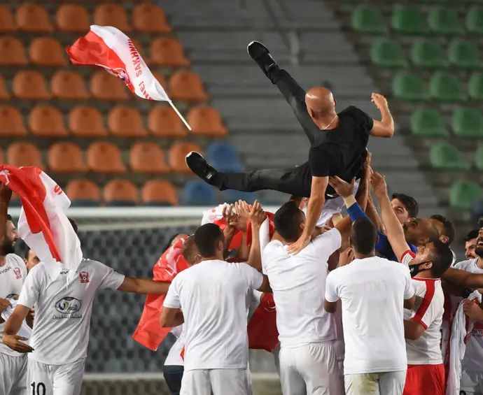 שחקני בני סכנין עם אלדד שביט