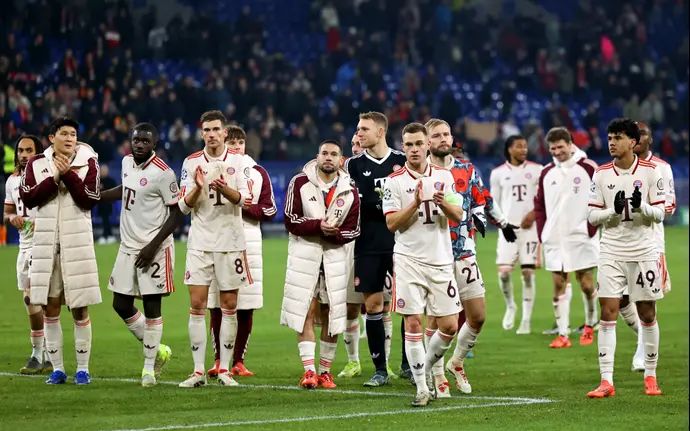 דניאל פרץ עם שחקני באיירן מינכן