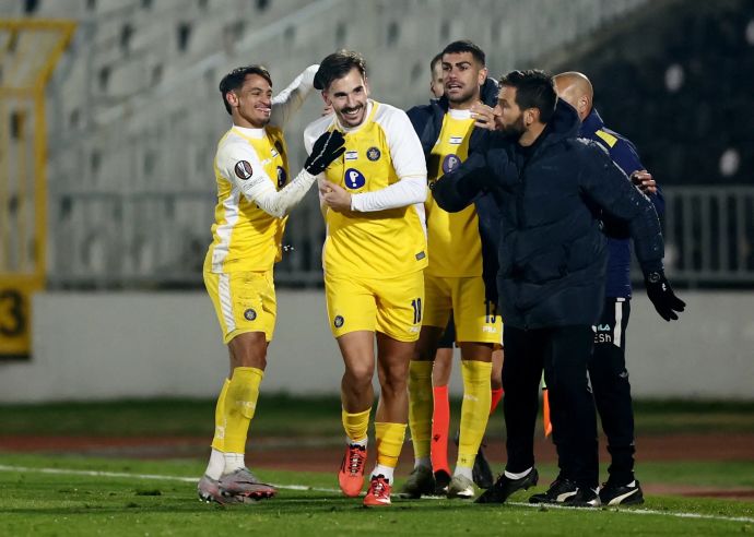 שחקני מכבי תל אביב חוגגים עם נמניה סטואיץ'