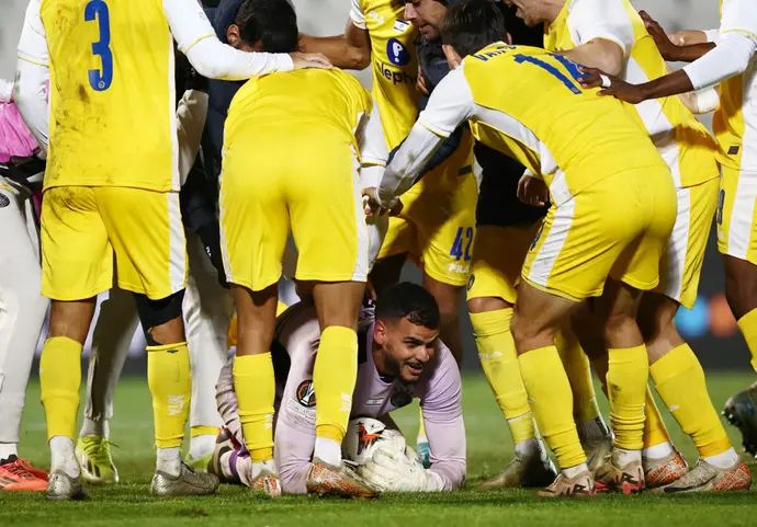 שחקני מכבי תל אביב חוגגים עם רועי משפתי אחרי עצירת פנדל