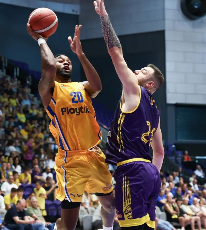 ליוואי רנדולף מכבי תל אביב לצד נתנאל ארצי הפועל חולון